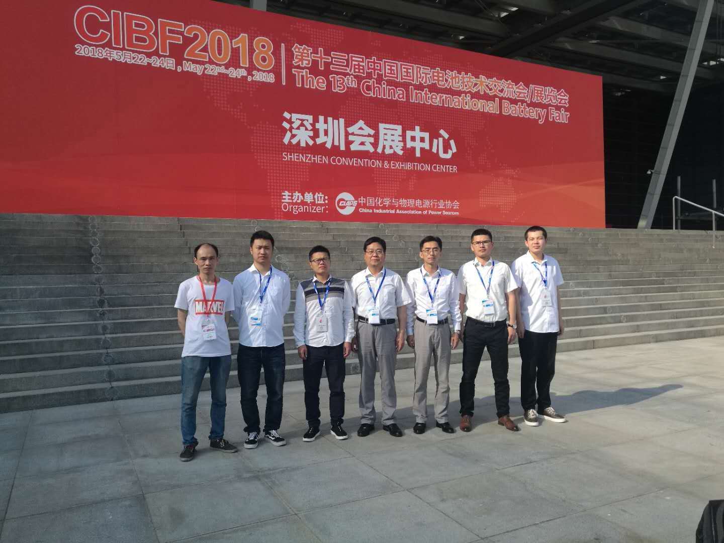 晚上剧烈运动打扑克的软件泰参展人员合照